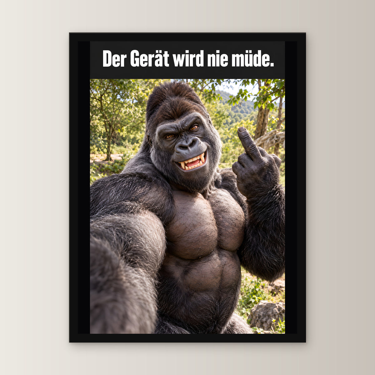 Muskelgorilla mit Mittelfinger – Gerahmtes Wandbild mit Spruch. 30×40 cm. 1 FRONTAL. KI-Motiv.