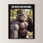 Muskelgorilla mit Mittelfinger – Gerahmtes Wandbild mit Spruch. 60×80 cm. 1 FRONTAL. KI-Motiv.