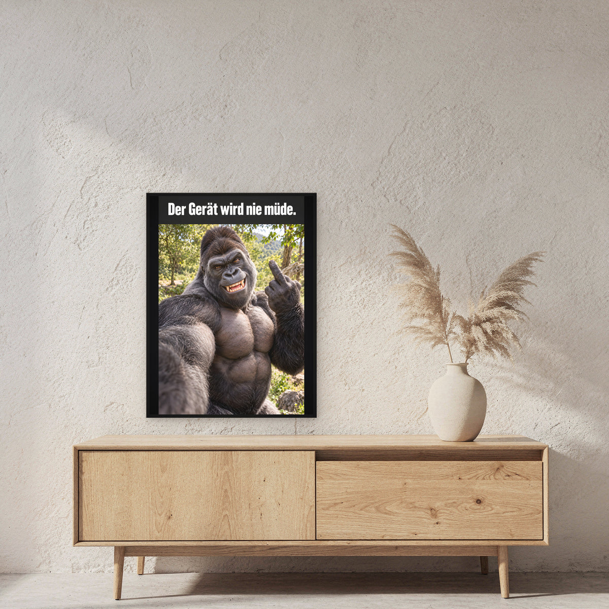 Muskelgorilla mit Mittelfinger – Gerahmtes Wandbild mit Spruch. 60×80 cm. 2 RAUM. KI-Motiv.
