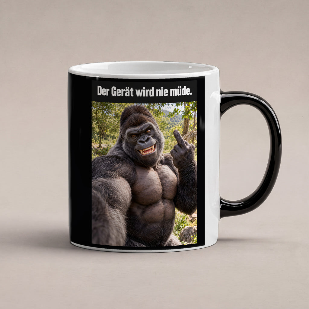 Muskelgorilla mit Mittelfinger – Tasse mit Spruch. Zaubertasse: Wärmeeffekt. 1 STUDIO HEISS. KI-Motiv.