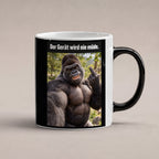 Muskelgorilla mit Mittelfinger – Tasse mit Spruch. Zaubertasse: Wärmeeffekt. 1 STUDIO HEISS. KI-Motiv.