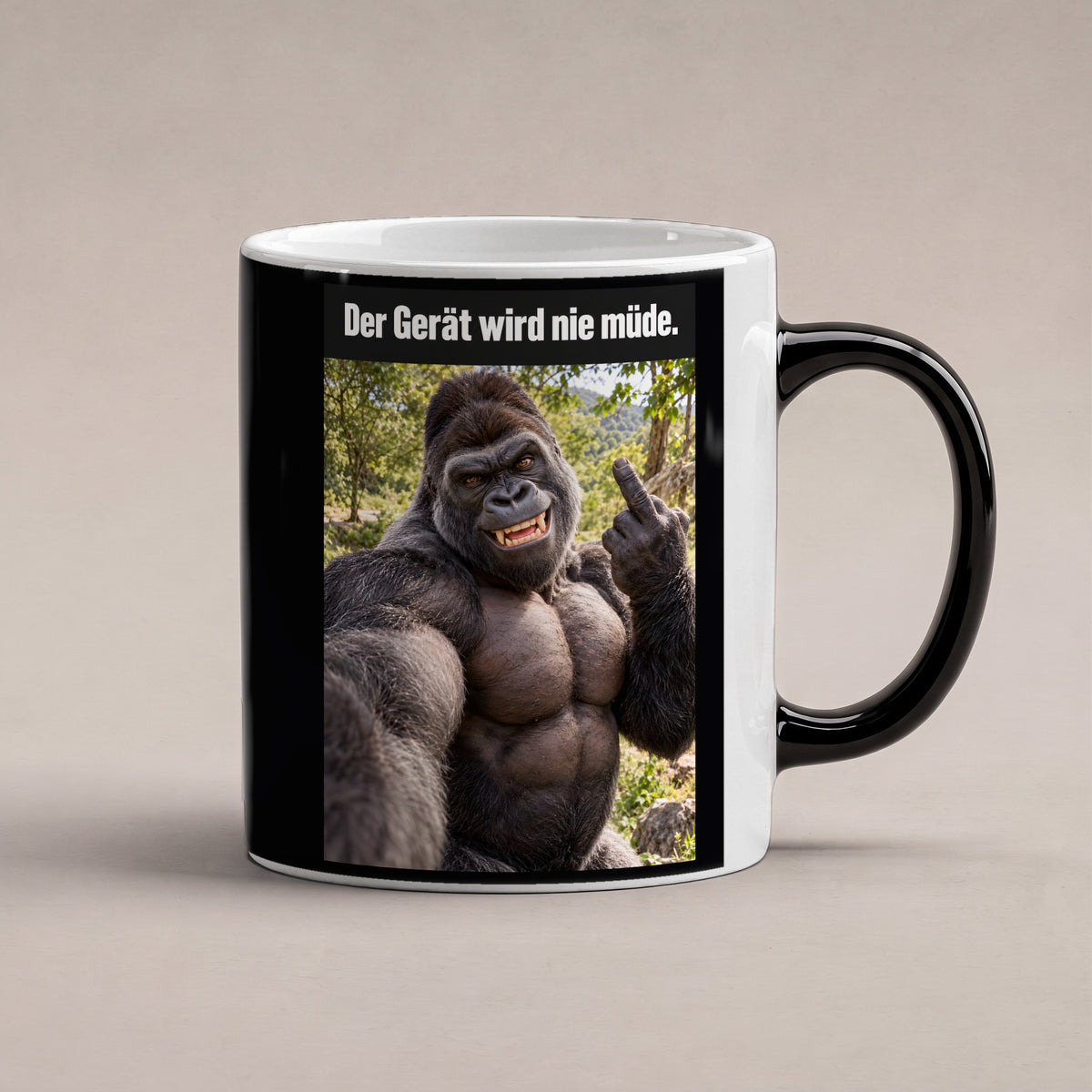 Muskelgorilla mit Mittelfinger – Tasse mit Spruch. Zaubertasse: Wärmeeffekt. 1 STUDIO HEISS. KI-Motiv.