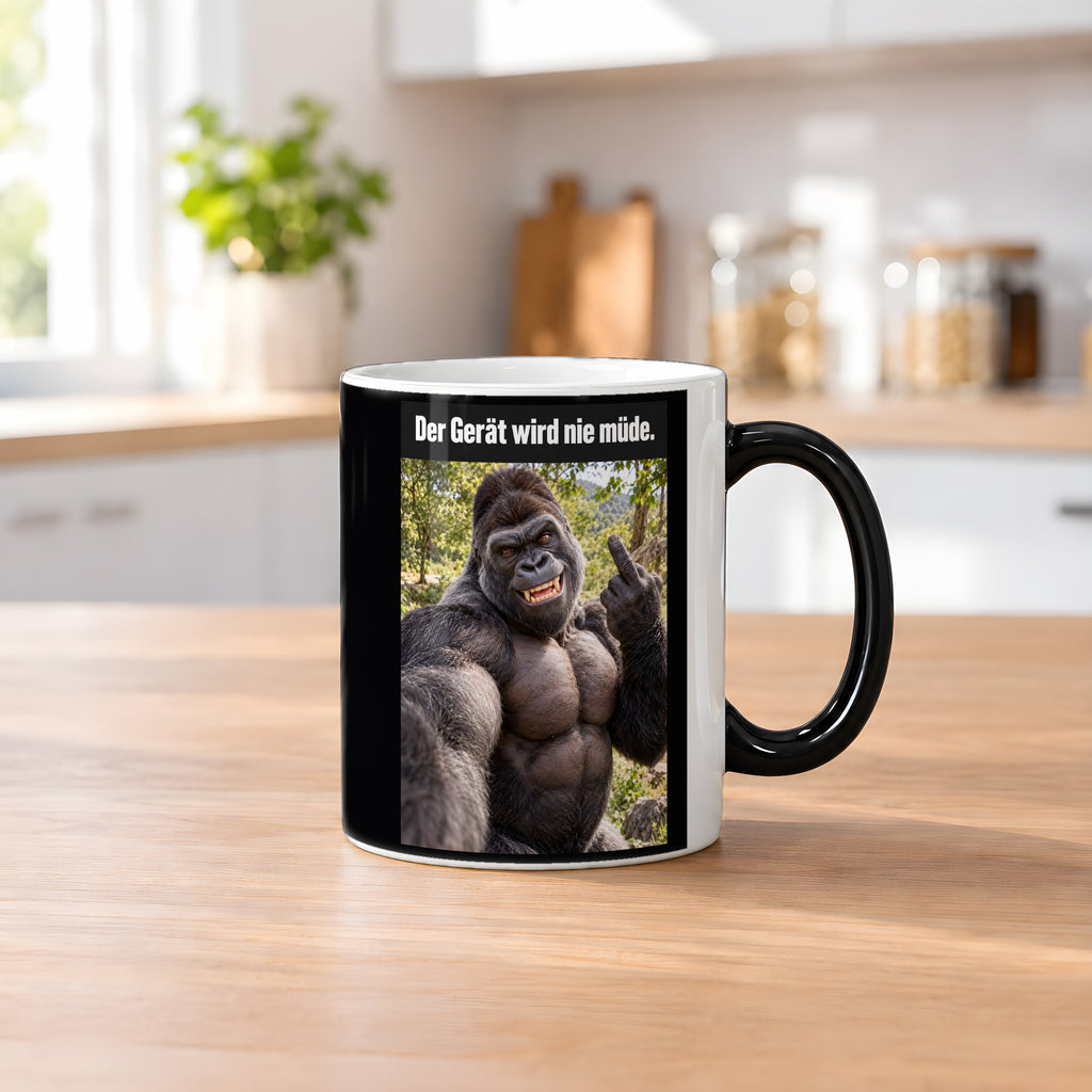 Muskelgorilla mit Mittelfinger – Tasse mit Spruch. Zaubertasse: Wärmeeffekt. 2 KUECHE HEISS. KI-Motiv.