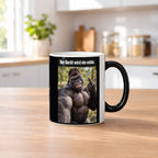 Muskelgorilla mit Mittelfinger – Tasse mit Spruch. Zaubertasse: Wärmeeffekt. 2 KUECHE HEISS. KI-Motiv.