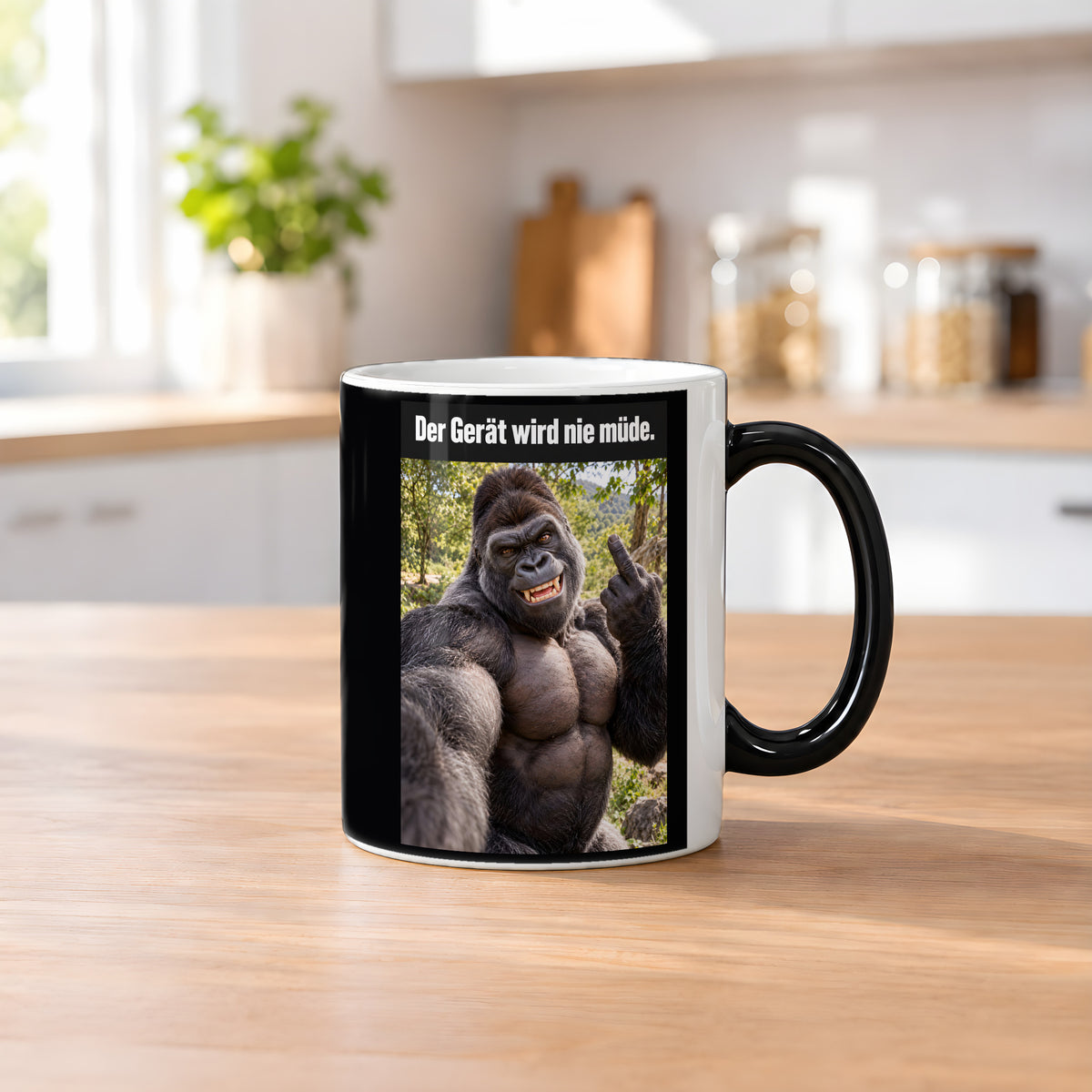 Muskelgorilla mit Mittelfinger – Tasse mit Spruch. Zaubertasse: Wärmeeffekt. 2 KUECHE HEISS. KI-Motiv.