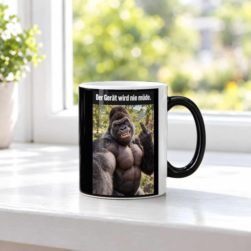 Muskelgorilla mit Mittelfinger – Tasse mit Spruch. Zaubertasse: Wärmeeffekt. 3 FENSTER HEISS. KI-Motiv.
