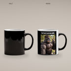Muskelgorilla mit Mittelfinger – Tasse mit Spruch. Zaubertasse: Wärmeeffekt. 4 KALT HEISS. KI-Motiv.