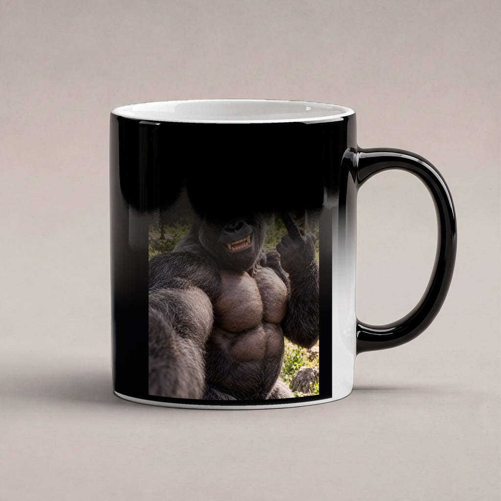 Muskelgorilla mit Mittelfinger – Tasse mit Spruch. Zaubertasse: Wärmeeffekt. 6 WAERMEEFFEKT. KI-Motiv.