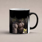 Muskelgorilla mit Mittelfinger – Tasse mit Spruch. Zaubertasse: Wärmeeffekt. 6 WAERMEEFFEKT. KI-Motiv.