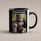 Muskelgorilla mit Mittelfinger – Tasse mit Spruch. Innen schwarz. 1 STUDIO. KI-Motiv.