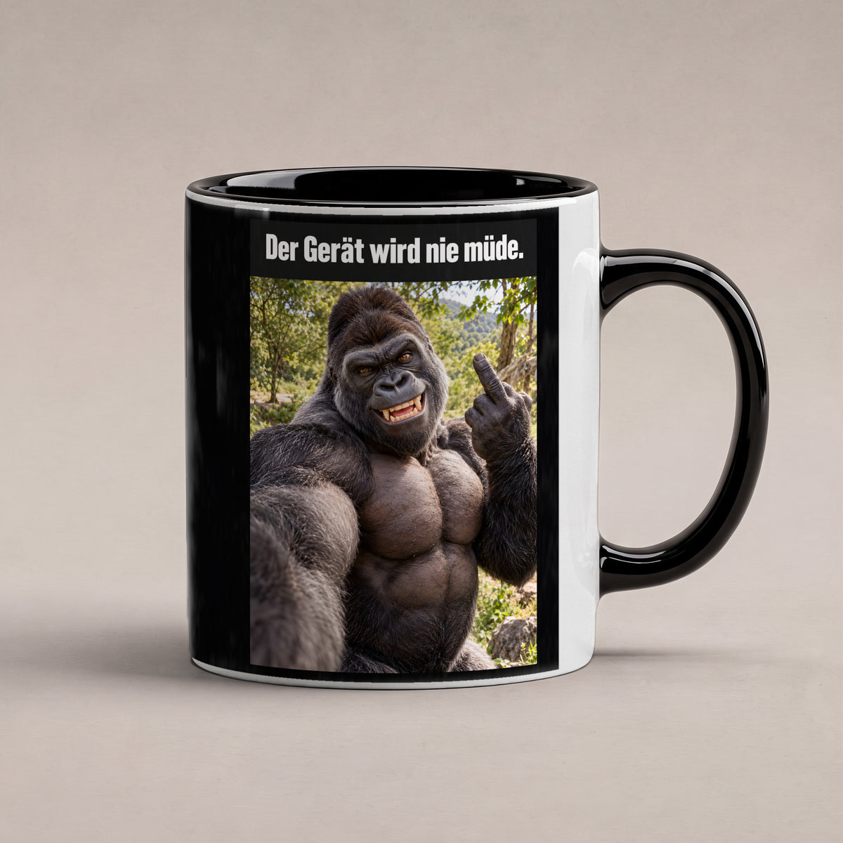 Muskelgorilla mit Mittelfinger – Tasse mit Spruch. Innen schwarz. 1 STUDIO. KI-Motiv.