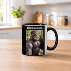 Muskelgorilla mit Mittelfinger – Tasse mit Spruch. Innen schwarz. 2 KUECHE. KI-Motiv.
