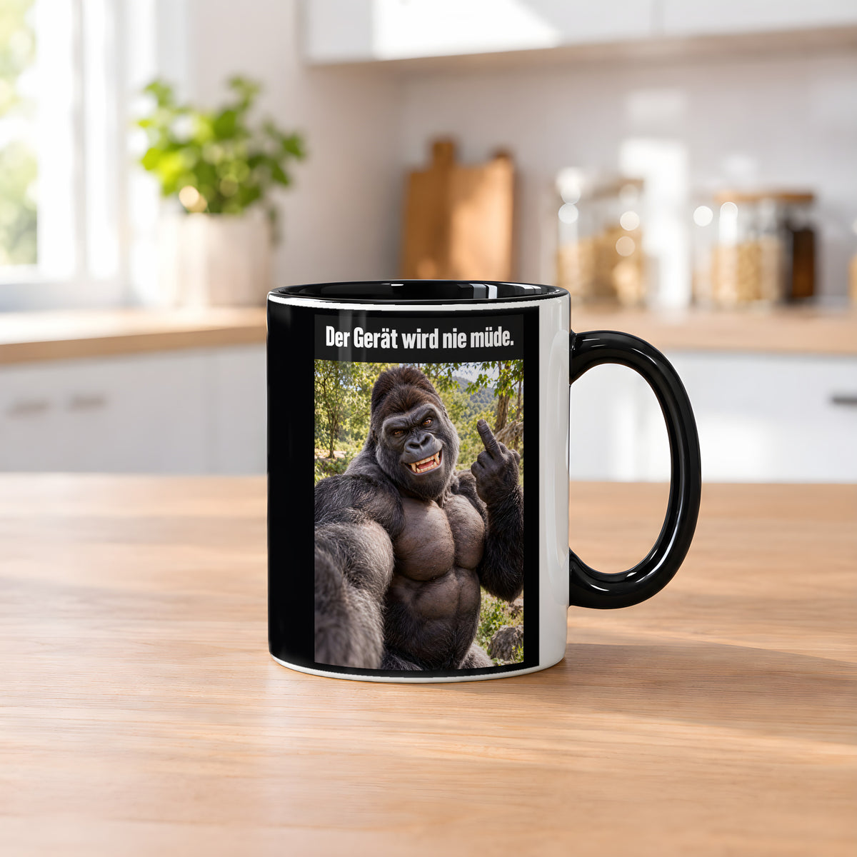 Muskelgorilla mit Mittelfinger – Tasse mit Spruch. Innen schwarz. 2 KUECHE. KI-Motiv.