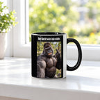 Muskelgorilla mit Mittelfinger – Tasse mit Spruch. Innen schwarz. 3 FENSTER. KI-Motiv.