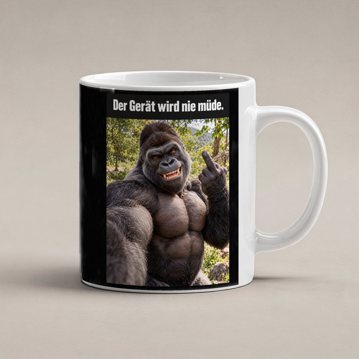 Muskelgorilla mit Mittelfinger – Tasse mit Spruch. Weiß. 1 STUDIO. KI-Motiv.
