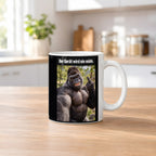 Muskelgorilla mit Mittelfinger – Tasse mit Spruch. Weiß. 2 KUECHE. KI-Motiv.