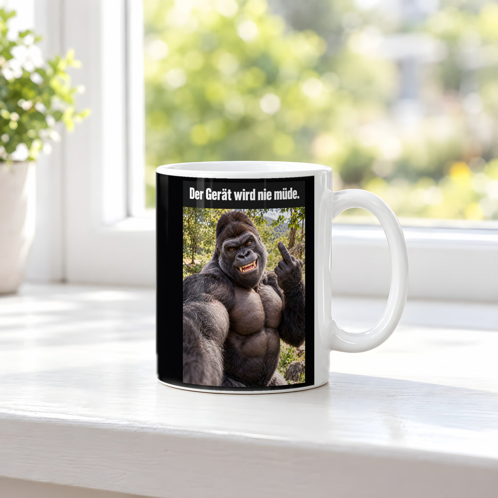 Muskelgorilla mit Mittelfinger – Tasse mit Spruch. Weiß. 3 FENSTER. KI-Motiv.