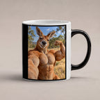 Känguru mit Muskelpose – Tasse. Zaubertasse: Wärmeeffekt. 1 STUDIO HEISS. KI-Motiv.