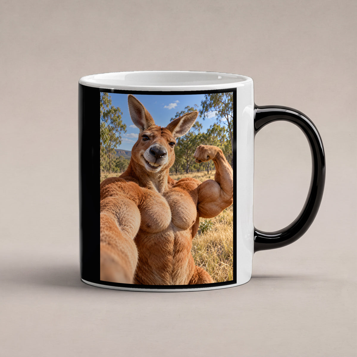 Känguru mit Muskelpose – Tasse. Zaubertasse: Wärmeeffekt. 1 STUDIO HEISS. KI-Motiv.