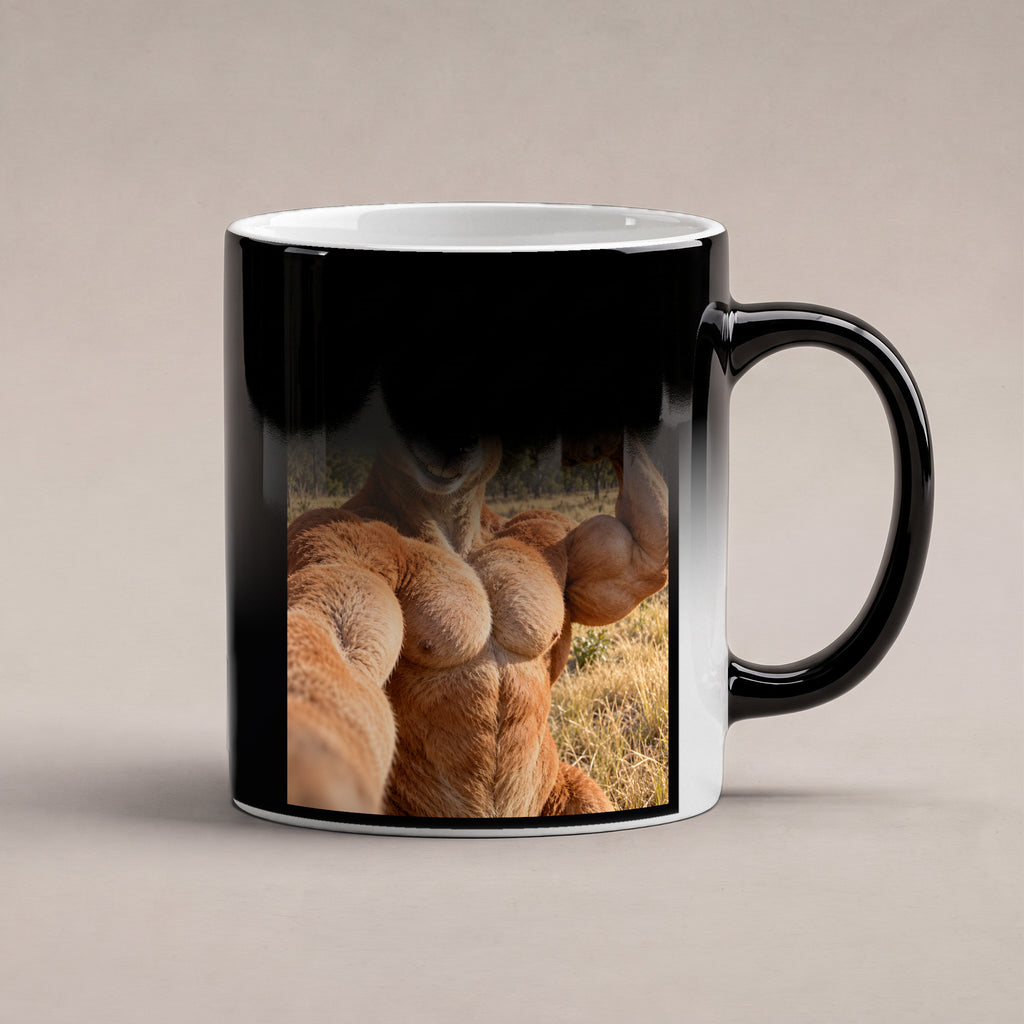 Känguru mit Muskelpose – Tasse. Zaubertasse: Wärmeeffekt. 6 WAERMEEFFEKT. KI-Motiv.
