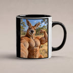 Känguru mit Muskelpose – Tasse. Innen schwarz. 1 STUDIO. KI-Motiv.