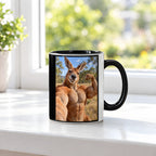 Känguru mit Muskelpose – Tasse. Innen schwarz. 3 FENSTER. KI-Motiv.