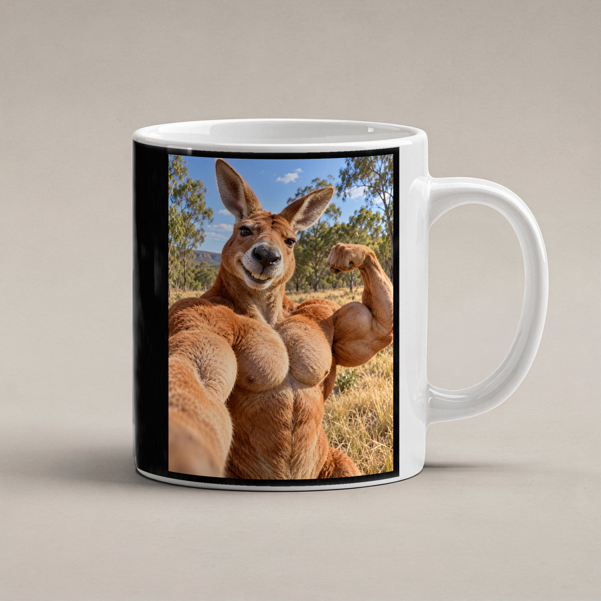 Känguru mit Muskelpose – Tasse. Weiß. 1 STUDIO. KI-Motiv.
