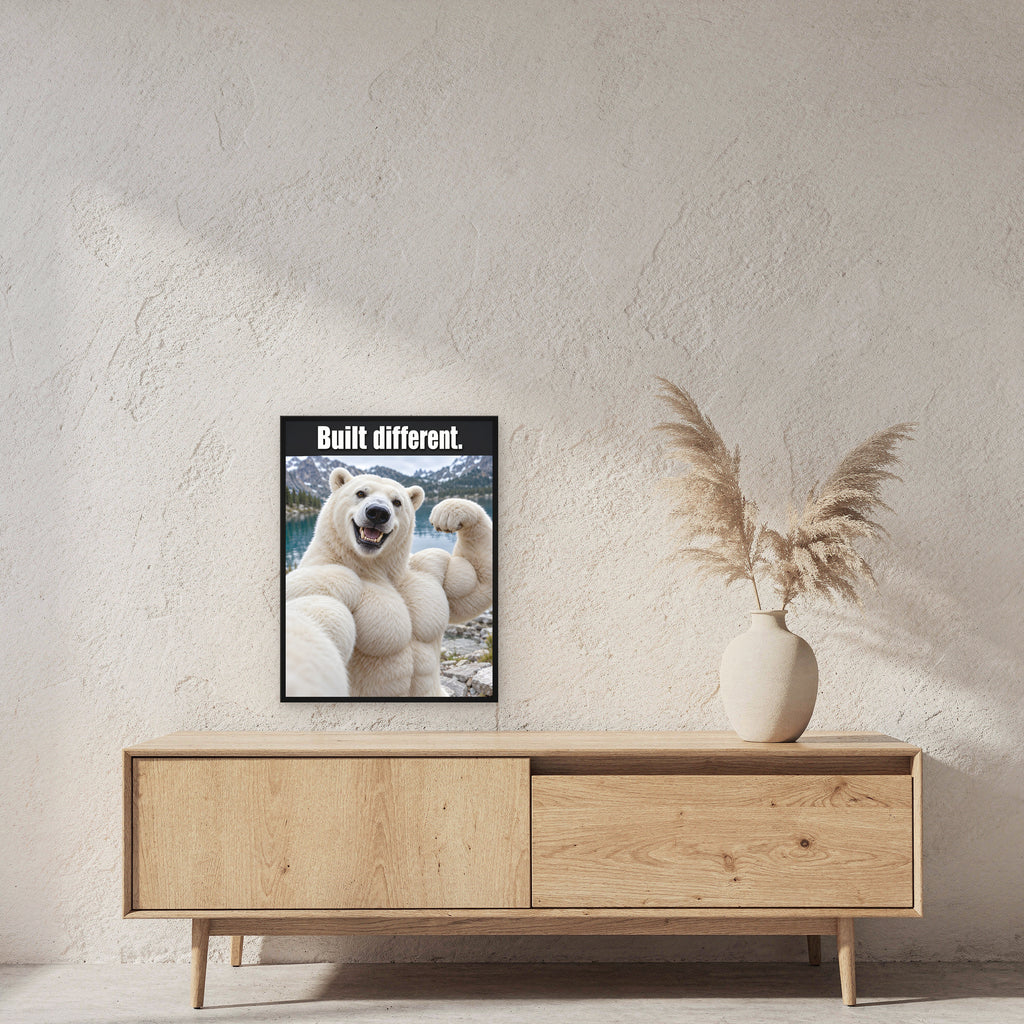 Eisbär mit Muskelpose – Gerahmtes Wandbild mit Spruch. 45×60 cm. 2 RAUM. KI-Motiv.
