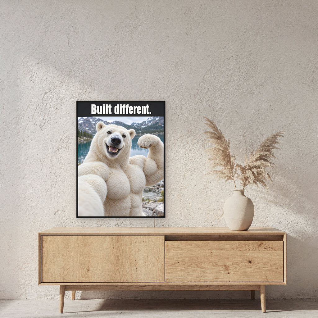 Eisbär mit Muskelpose – Gerahmtes Wandbild mit Spruch. 60×80 cm. 2 RAUM. KI-Motiv.