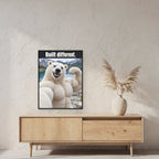 Eisbär mit Muskelpose – Gerahmtes Wandbild mit Spruch. 60×80 cm. 2 RAUM. KI-Motiv.