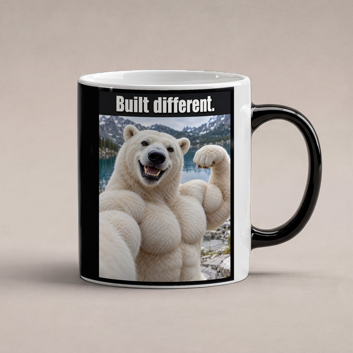 Eisbär mit Muskelpose – Tasse mit Spruch. Zaubertasse: Wärmeeffekt. 1 STUDIO HEISS. KI-Motiv.