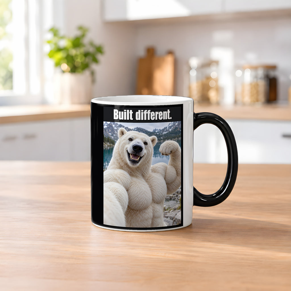 Eisbär mit Muskelpose – Tasse mit Spruch. Zaubertasse: Wärmeeffekt. 2 KUECHE HEISS. KI-Motiv.