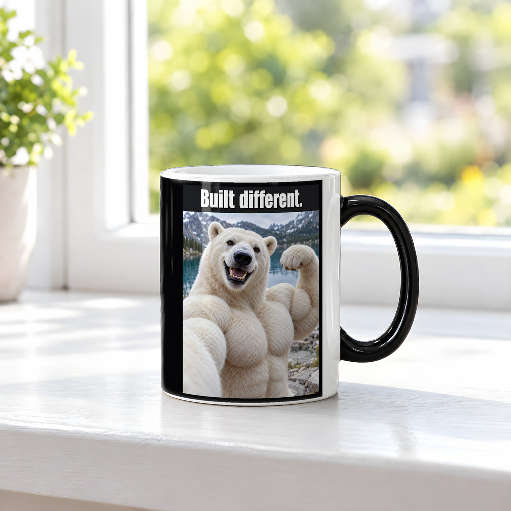Eisbär mit Muskelpose – Tasse mit Spruch. Zaubertasse: Wärmeeffekt. 3 FENSTER HEISS. KI-Motiv.