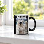 Eisbär mit Muskelpose – Tasse mit Spruch. Zaubertasse: Wärmeeffekt. 3 FENSTER HEISS. KI-Motiv.