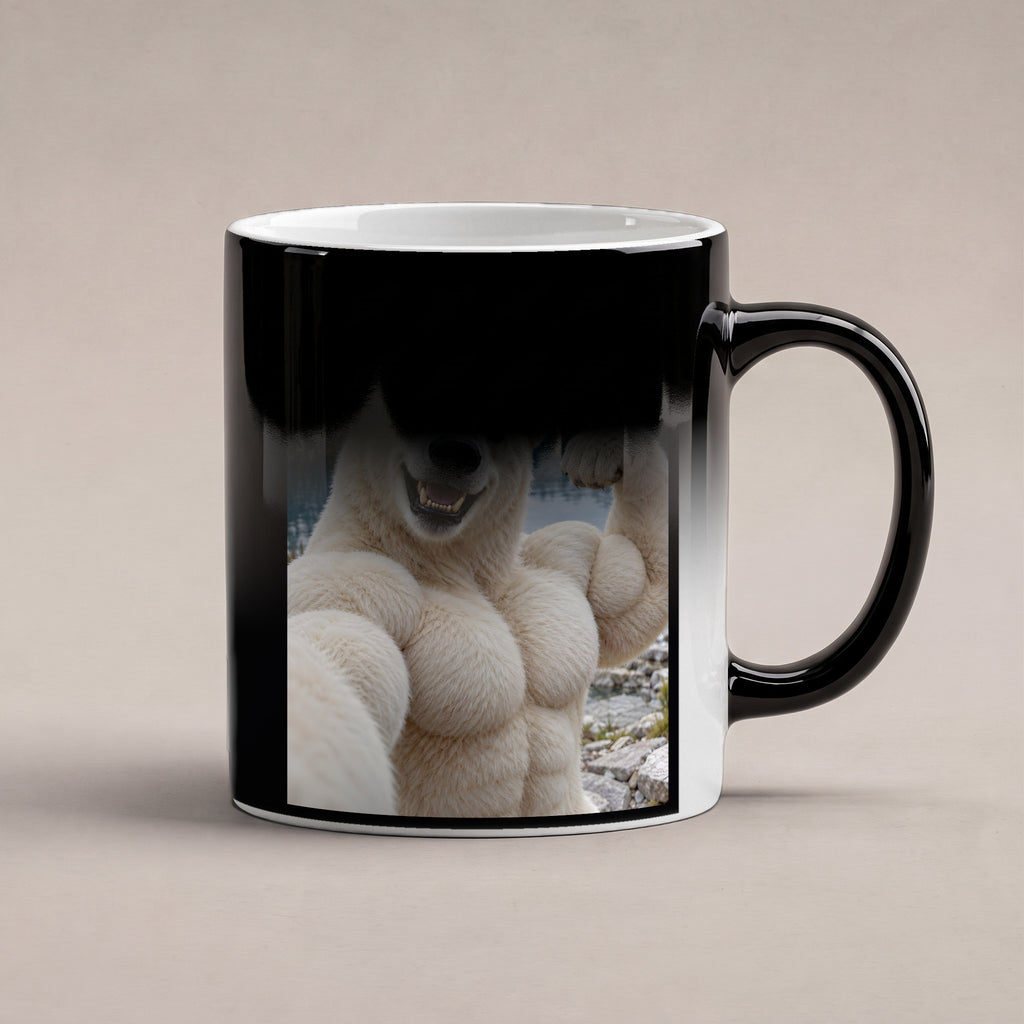 Eisbär mit Muskelpose – Tasse mit Spruch. Zaubertasse: Wärmeeffekt. 6 WAERMEEFFEKT. KI-Motiv.