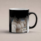 Eisbär mit Muskelpose – Tasse mit Spruch. Zaubertasse: Wärmeeffekt. 6 WAERMEEFFEKT. KI-Motiv.