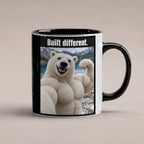 Eisbär mit Muskelpose – Tasse mit Spruch. Innen schwarz. 1 STUDIO. KI-Motiv.