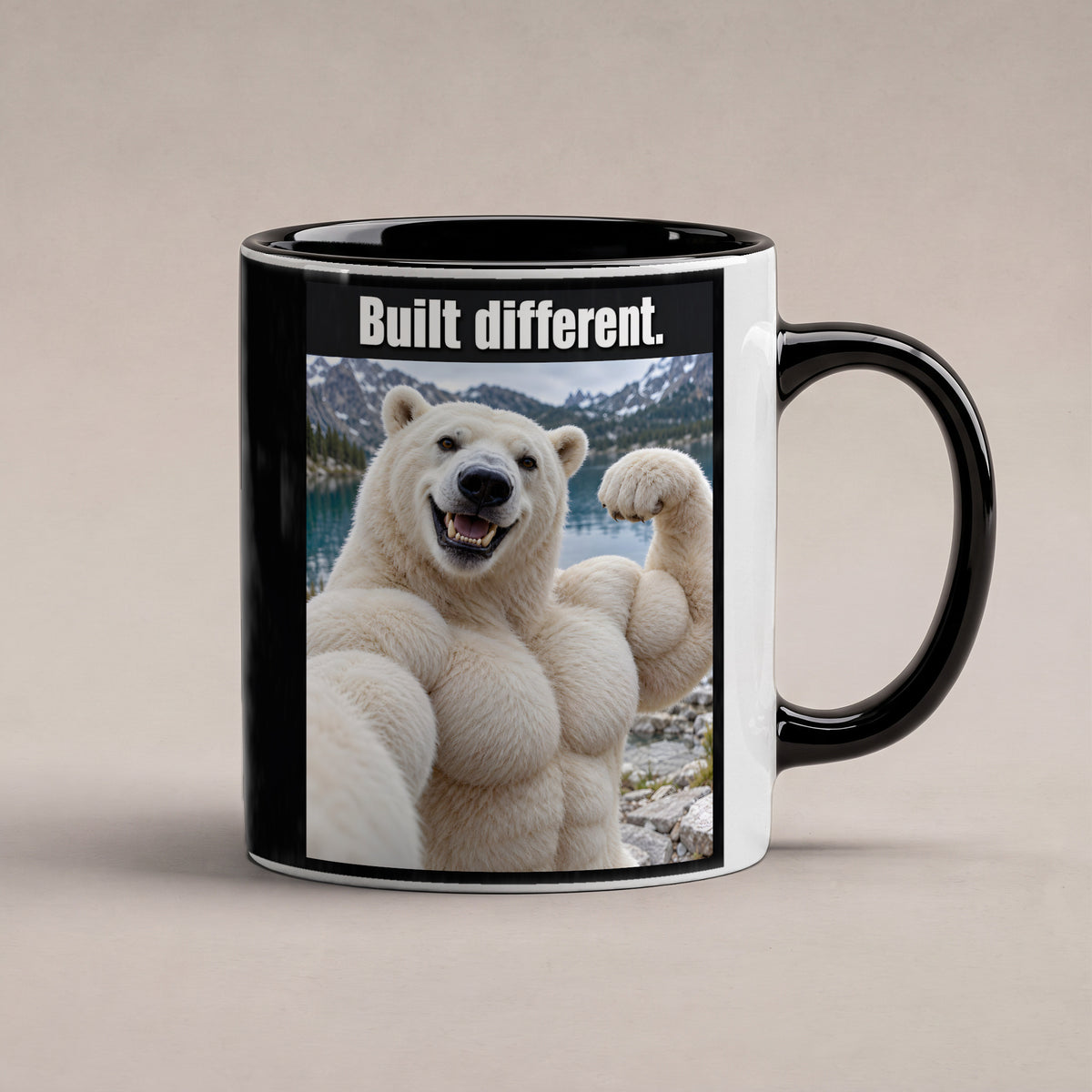 Eisbär mit Muskelpose – Tasse mit Spruch. Innen schwarz. 1 STUDIO. KI-Motiv.