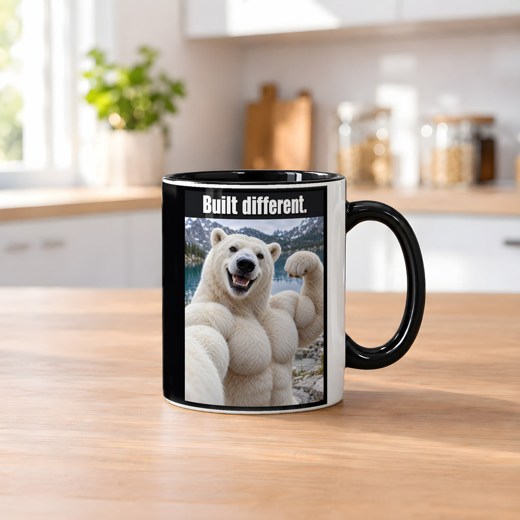 Eisbär mit Muskelpose – Tasse mit Spruch. Innen schwarz. 2 KUECHE. KI-Motiv.