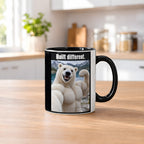 Eisbär mit Muskelpose – Tasse mit Spruch. Innen schwarz. 2 KUECHE. KI-Motiv.