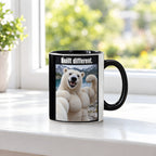 Eisbär mit Muskelpose – Tasse mit Spruch. Innen schwarz. 3 FENSTER. KI-Motiv.