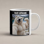 Eisbär mit Muskelpose – Tasse mit Spruch. Weiß. 1 STUDIO. KI-Motiv.
