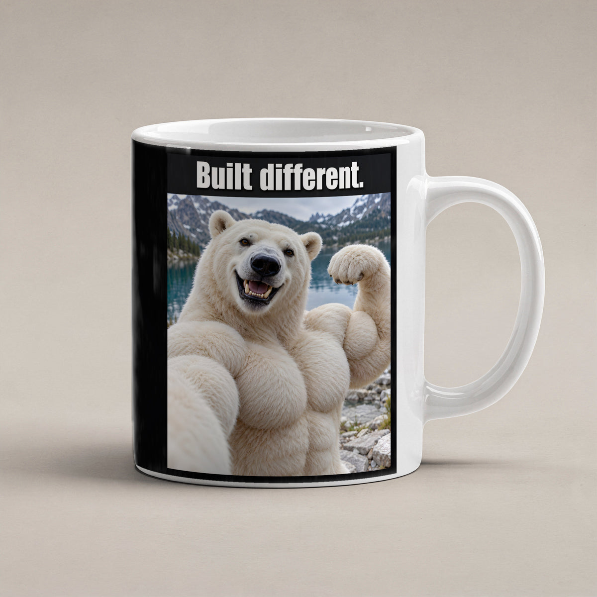 Eisbär mit Muskelpose – Tasse mit Spruch. Weiß. 1 STUDIO. KI-Motiv.