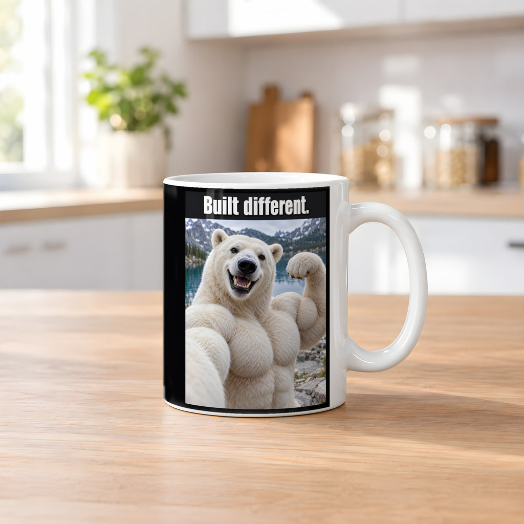 Eisbär mit Muskelpose – Tasse mit Spruch. Weiß. 2 KUECHE. KI-Motiv.