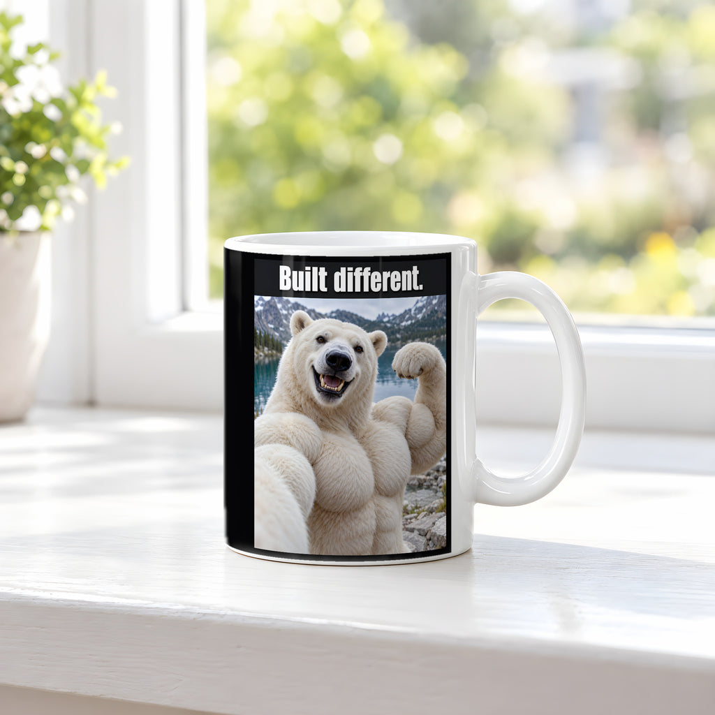 Eisbär mit Muskelpose – Tasse mit Spruch. Weiß. 3 FENSTER. KI-Motiv.