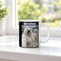 Eisbär mit Muskelpose – Tasse mit Spruch. Weiß. 3 FENSTER. KI-Motiv.