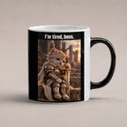 I’m tired, boss. – Tasse. Zaubertasse: Wärmeeffekt. 1 STUDIO HEISS. KI-Motiv.