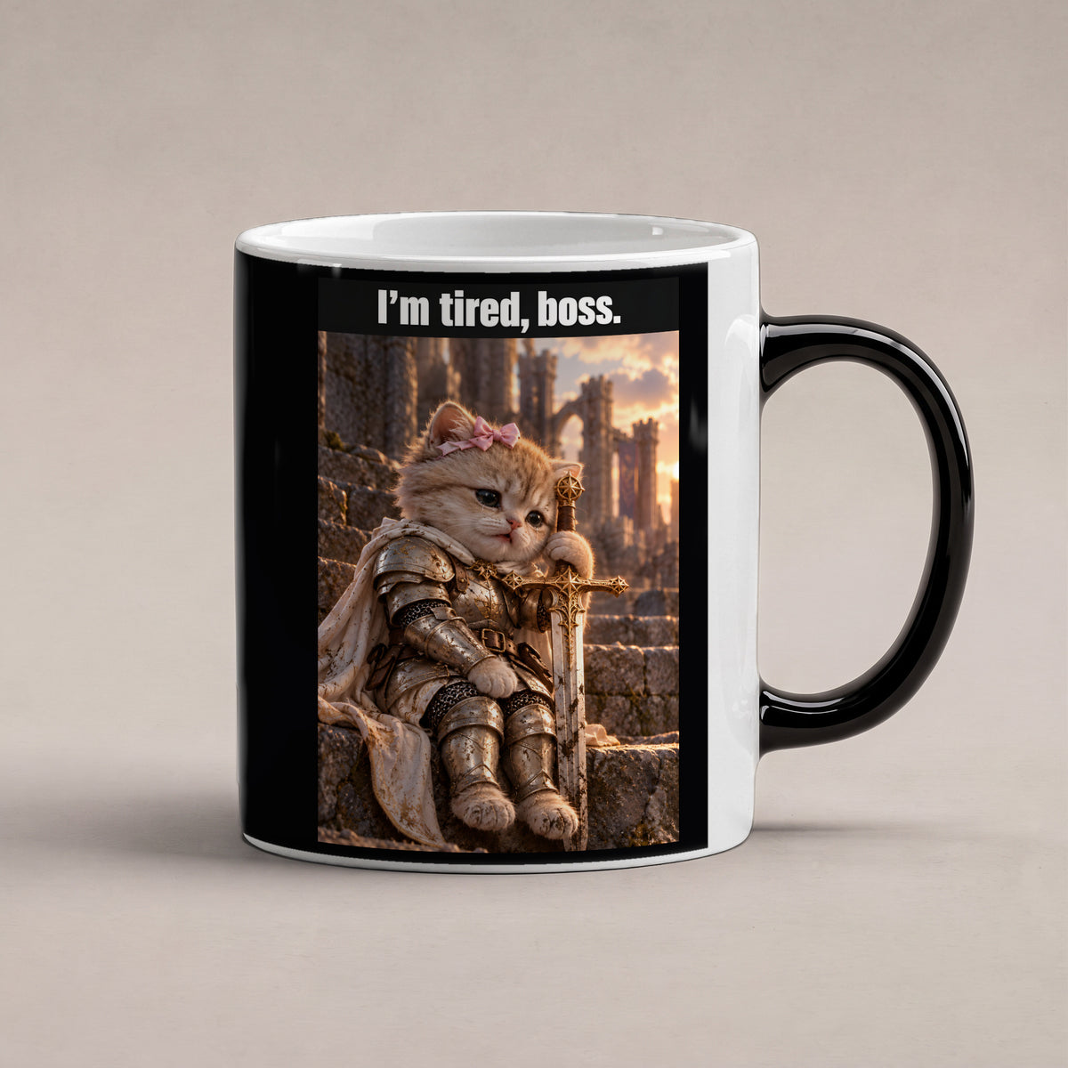 I’m tired, boss. – Tasse. Zaubertasse: Wärmeeffekt. 1 STUDIO HEISS. KI-Motiv.