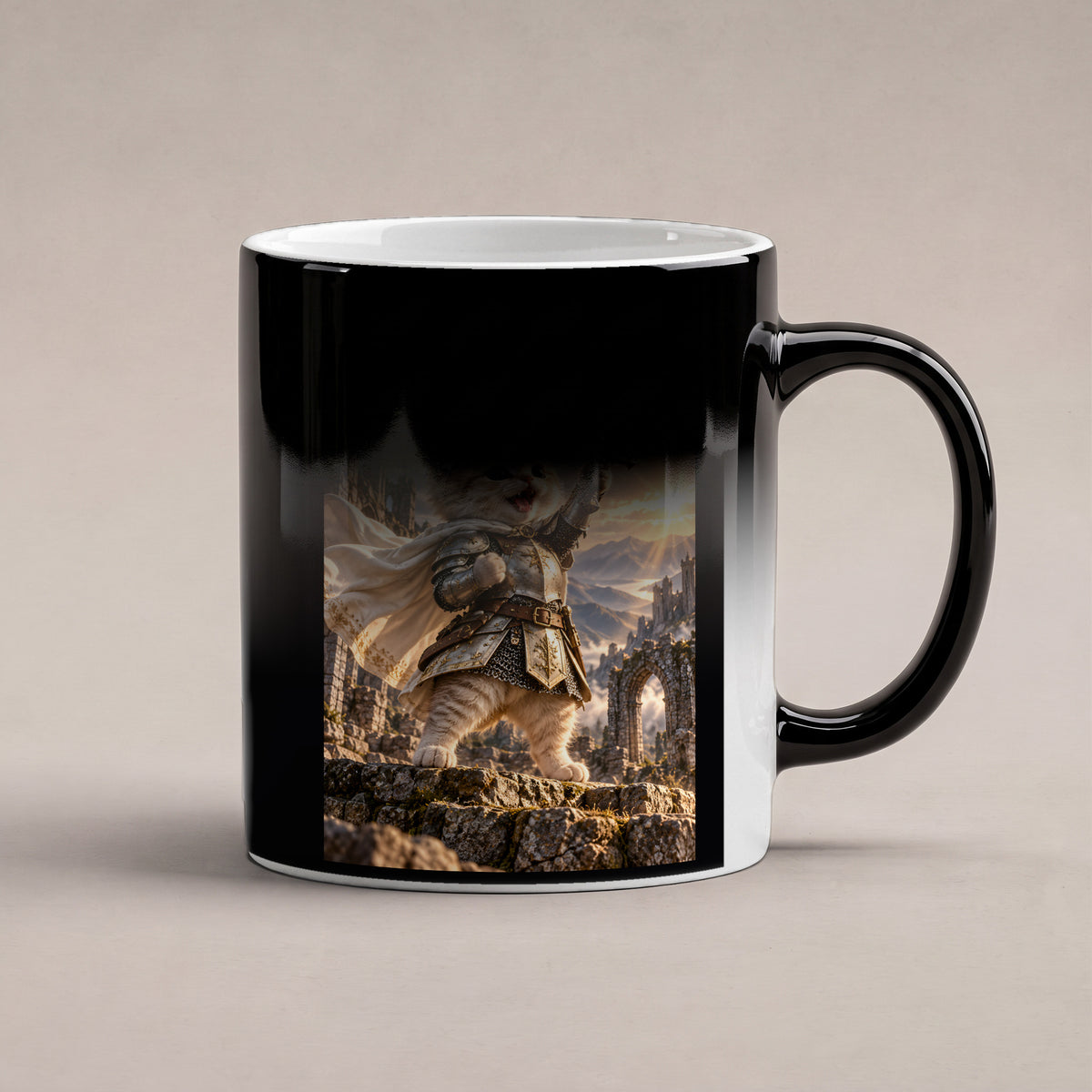 Ritterkatze – Siegesfreude – Tasse. Zaubertasse: Wärmeeffekt. 6 WAERMEEFFEKT. KI-Motiv.