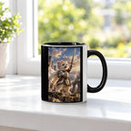 Ritterkatze – Siegesfreude – Tasse. Innen schwarz. 3 FENSTER. KI-Motiv.
